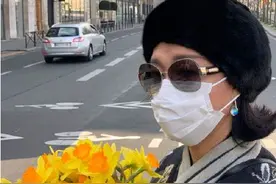 金星滞留法国多日，上街买花却故意戴反口罩，衣服起球严重显狼狈图片