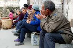 老人常说的“青皮萝卜紫皮蒜，抬头老婆低头汉”，是什么意思？视频封面