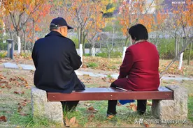 为何不建议老人再婚找老伴？69岁大爷：图钱的很多，真心的没几个图片