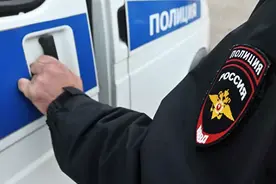 喂鸽子被啄，俄女孩抓住鸽子一根根拔毛，父母遭警方追责图片