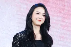 汤唯一袭黑色连衣裙出席活动，气质大方优雅，女神范十足图片