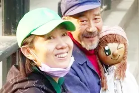 64岁李雪健和老婆罕见近照 相爱35年老婆越来越美