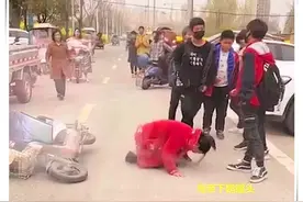 母亲当街向儿子下跪磕头，崩溃哭泣：求求你，回去上学吧图片