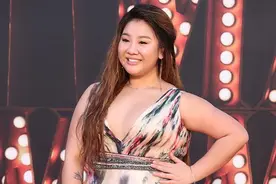 “郑欣宜”180斤又如何？穿深V领印花裙走红毯，腰线明显气质惊艳图片