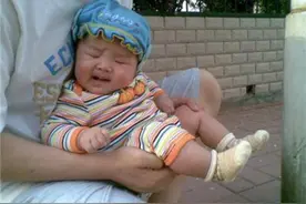 “新型把尿”方式正在蔓延，不仅过时还会伤害孩子，家长不以为意图片