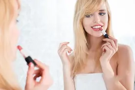 女生涂口红时，这几个小方法，让你的口红整天不掉色图片