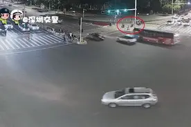 瞬间被撞飞！外卖小哥连闯2次红灯，悲剧发生图片