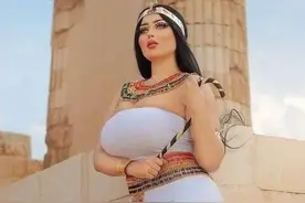 拥有沙漏迷人身材的埃及美女图片