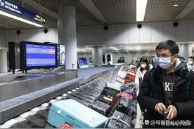 宝宝在高铁上吃饼干火了，看到他小心翼翼的样子，网友：太惜命了图片