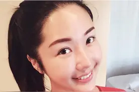 崔碧珈总是大方展现性感风情，港媒称她是叶子楣第二。图片