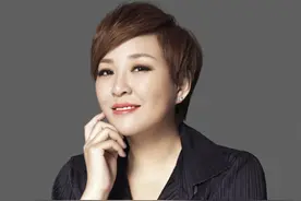 2002年,从央视辞职身价10亿的李静生下女儿后,家中竟被保姆掏空?图片