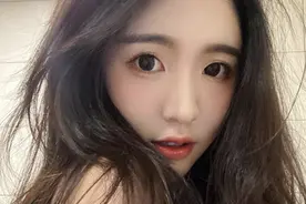 小说：“嘶，我在吃辣条呢！”图片