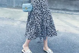 奔四奔五的女人，不管穿裤子或裙子，少穿这2种鞋子，俗气没气质图片