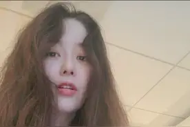 50岁凭颜值登上“逆袭女王”的热搜，蜜桃美肌离不开她的小秘诀图片