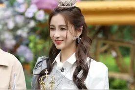 Angelababy杨颖美回颜值巅峰，头戴皇冠像公主，穿衣搭配似未成年图片