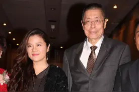 81岁刘诗昆携嫩妻及四个月大女儿回国，坐劳斯莱斯返家极其奢华图片