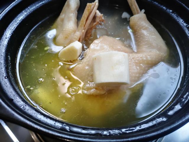 花胶海参煲老鸡 花胶海参煲老鸡汤的做法