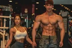 太有安全感了！这对健身情侣，上演“肌肉版”最萌身高差，羡慕了图片