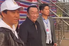 侯耀华在简易楼盘商演，74岁高龄依然捞金，相声影响力早已不在图片