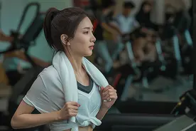 富家女隐瞒身份拜访婆家，小姑子摆谱立家规：家里东西贵，小心点图片