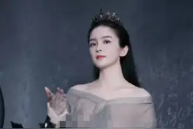 知名女星穿薄纱裙拍写真，尺度太大引网友反感，秒删后装无事发生图片