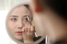 29岁姑娘卖轮胎亏损100万，如今推着小车卖猪蹄，只为攒钱还贷款图片