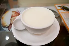 经常睡前喝牛奶会“慢性中毒”？告诉你5个最适合喝牛奶的时间段图片