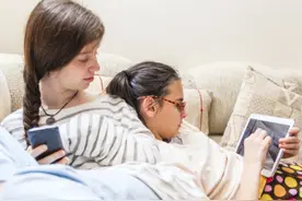 妈妈别再“啪啪”对着孩子拍照了，很多宝宝都出问题了图片