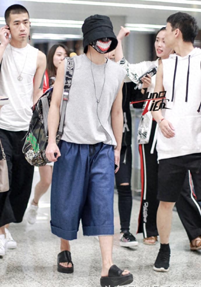 华晨宇穿背心大裤衩,还有5cm增高拖鞋,网友:这样能看见路吗