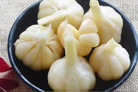腌糖醋蒜，只加糖醋可不行，多放2种料，蒜瓣又香又脆，酸甜适口图片
