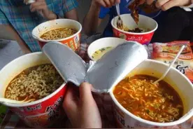 坐火车时，不要只带泡面了！这6种零食，好吃又饱腹，关键还便宜图片