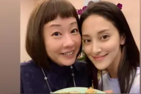 郑嘉颖豪宅设宴，视帝黎耀祥携妻儿露面，23岁儿子长相跑偏？图片