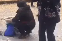 搞笑GIF图片:开车挖鼻屎也违规吗图片