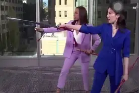 刘亦菲在外国女主持面前舞剑花，对方第一反应，太真实了！图片
