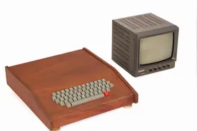 乔布斯亲手组装！Macbook前身“Apple-1”电脑250万拍出图片