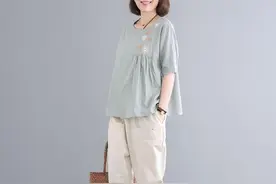 真丝衫不兴了！今夏主流：“棉麻衫+哈伦裤”，特适合4050岁女人图片