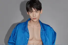 白敬亭身穿衬衫叠搭牛仔外套，时髦酷潮图片