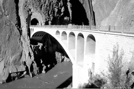 怒江大桥为何禁止拍照？当地人：一个排的烈士，都浇筑在水泥墩里图片