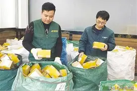 镇平县邮政分公司石佛寺揽投部工作人员——“双11”来了 撸起袖子加油干图片