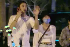 闫妮女儿恋情疑曝光！与神秘男用餐回家似同居，男方帅气像小鲜肉图片