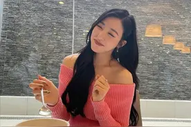 少女时代黄美英到底是女团出身，穿粉色露肩上衣，直角肩真抢镜图片