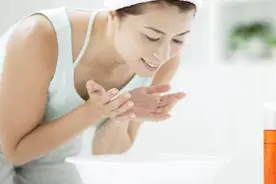 天生皮肤黑的女人，做好这4点，可以让你慢慢变白图片