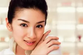 44岁黄奕晒庆生照，一袭红裙尽显曼妙身姿，两嫁豪门却未能善终图片