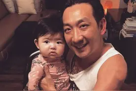 李灿森父女合体捞金，3岁女儿崩溃大哭，网友质疑过度消费孩子图片