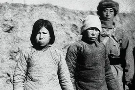 两名女八路军向首长敬礼，喊了句“王副团长好”，被首长当场击毙图片