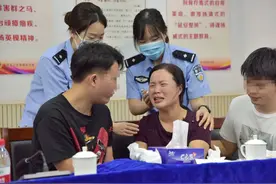 迟到了22年的拥抱！母亲见到亲儿后哭红了脸，曾差点崩溃到跳楼图片