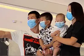 31岁嘎子携全家逛商场，娇妻身材太惹眼，直播4个月收入够买5套房图片