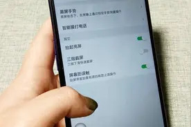 手机放在口袋里，自己就打电话出去了，究竟是怎么回事