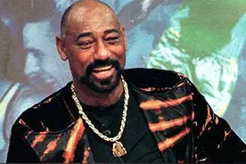 张伯伦的恐怖天赋：臂展快到膝盖 2根手指抓球 体力无人能敌图片