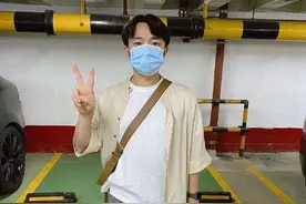 王祖蓝晒与1.65m限高杆合照，自己差一大截，李亚男却被挡额头图片